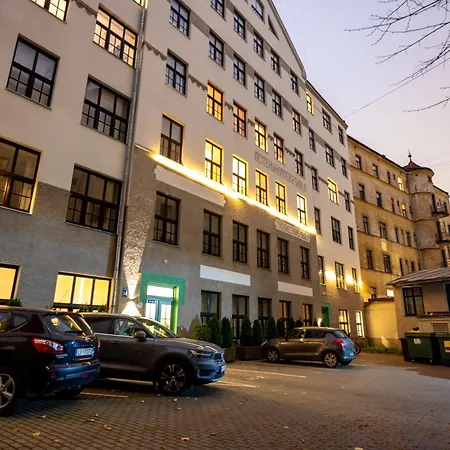 Spacious & Quiet With Terrace 1-br, Centre