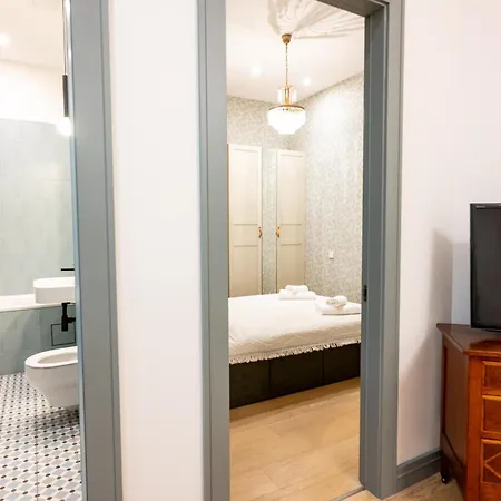 公寓 Spacious & Quiet With Terrace 1-br, Centre