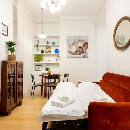 아파트 Spacious & Quiet With Terrace 1-br, Centre