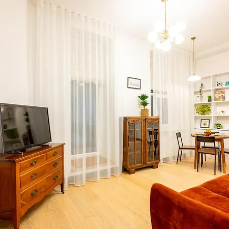 Spacious & Quiet With Terrace 1-br, Centre 아파트
