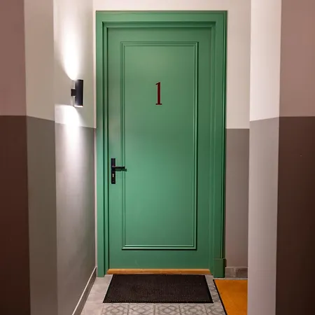 Spacious & Quiet With Terrace 1-br, Centre 아파트 *